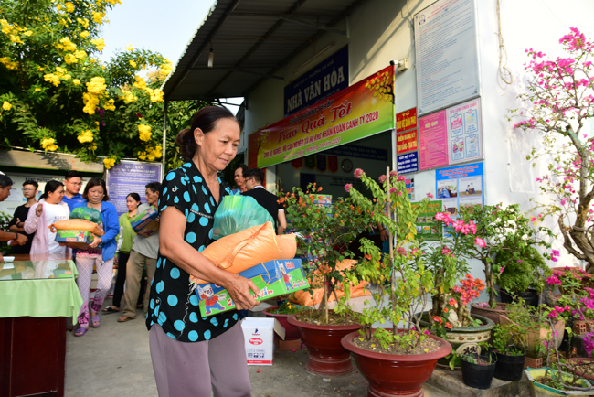 Tặng quà Tết cho bà con nghèo ở Cần Thơ