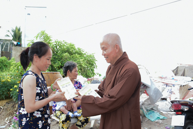 Tặng quà Tết cho bà con nghèo ở Cần Thơ