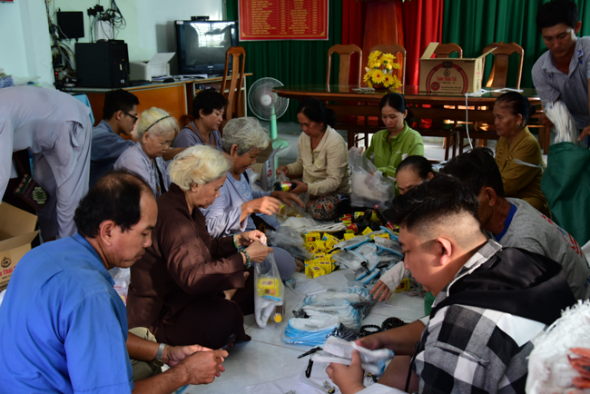 Tặng quà Tết cho bà con nghèo ở Cần Thơ