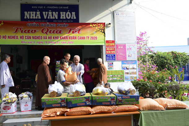 Tặng quà Tết cho bà con nghèo ở Cần Thơ