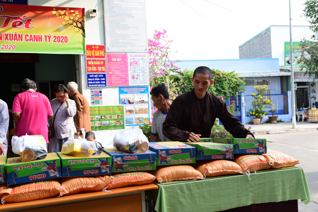 Tặng quà Tết cho bà con nghèo ở Cần Thơ