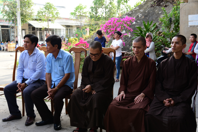 Tặng quà Tết cho bà con nghèo ở Cần Thơ