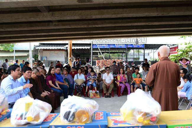 Tặng quà Tết cho bà con nghèo ở Cần Thơ