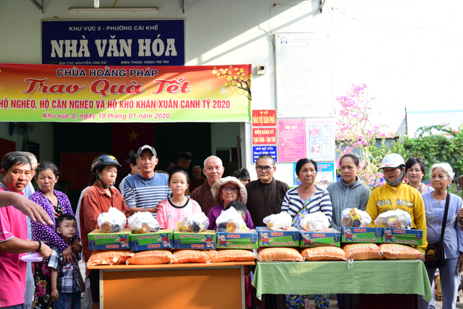 Tặng quà Tết cho bà con nghèo ở Cần Thơ