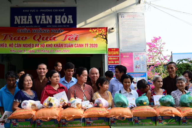 Tặng quà Tết cho bà con nghèo ở Cần Thơ