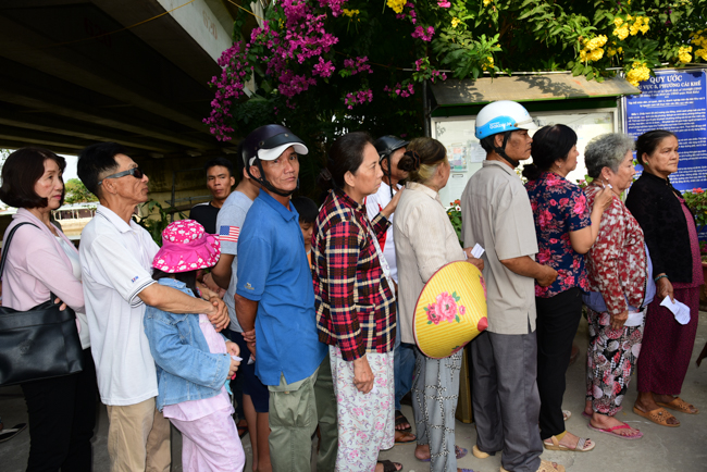 Tặng quà Tết cho bà con nghèo ở Cần Thơ