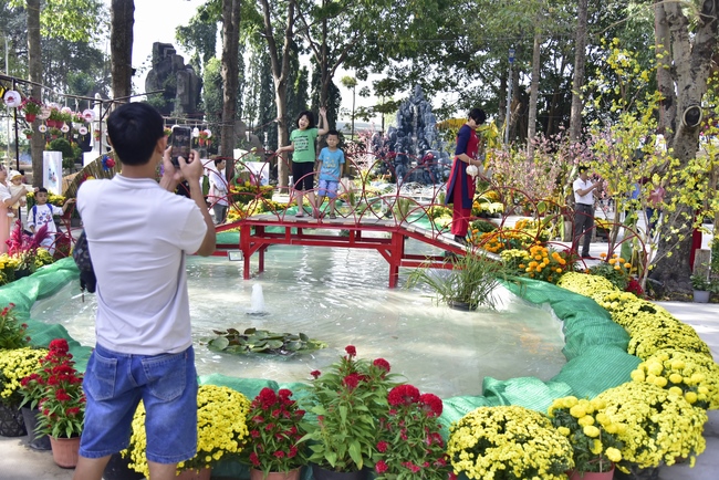 Series photos of activities preparing for the New Year 2020