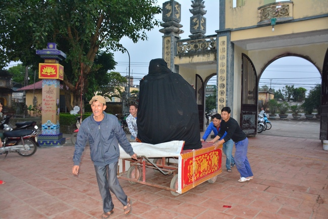 Welcoming the spring at Tay Khanh pagoda, Thai Binh