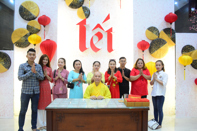 Series of photos on the 2nd day of Tet Holiday