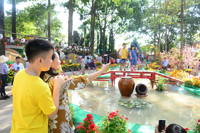 Series of photos on the 2nd day of Tet Holiday