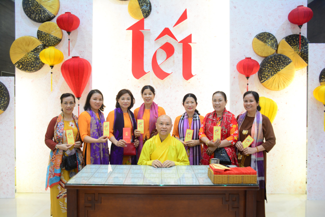 Series of photos on the 2nd day of Tet Holiday