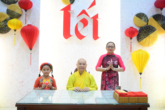 Series of photos on the 2nd day of Tet Holiday