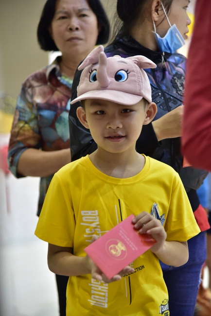 Over 79,000 red pockets had been given in the first day of Rat Year