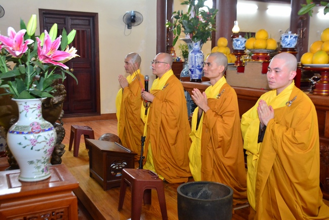 Welcoming the New Year's Eve on the rat year at Tay Khanh Pagoda - Thai Binh
