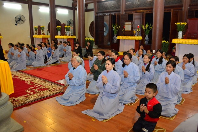 Welcoming the New Year's Eve on the rat year at Tay Khanh Pagoda - Thai Binh
