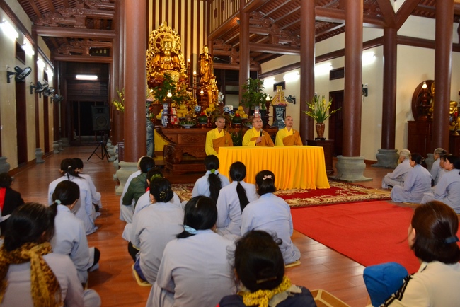 Welcoming the New Year's Eve on the rat year at Tay Khanh Pagoda - Thai Binh