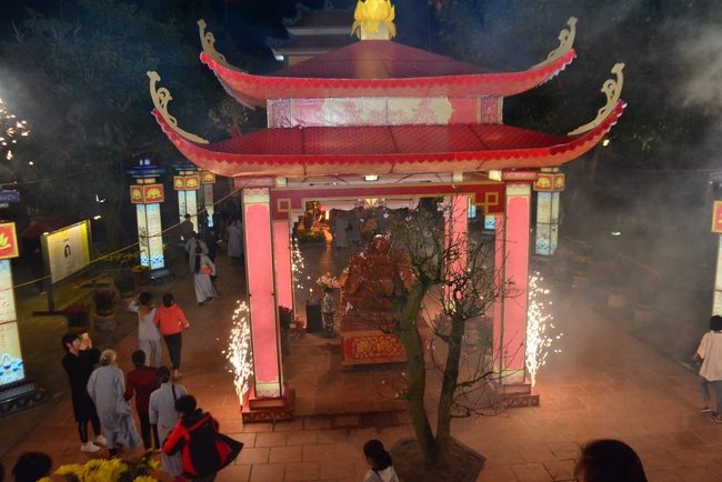 Welcoming the New Year's Eve on the rat year at Tay Khanh Pagoda - Thai Binh