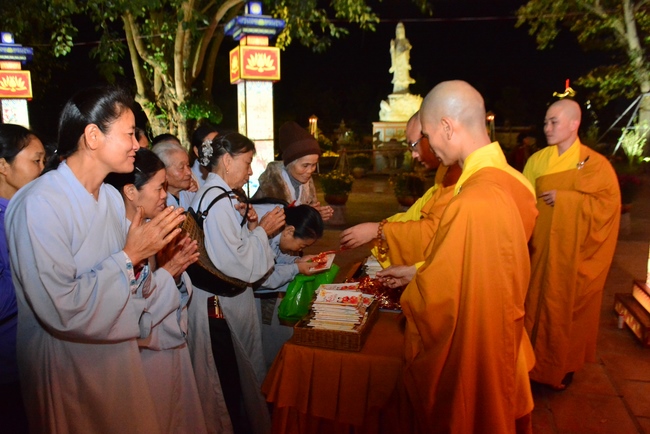 Welcoming the New Year's Eve on the rat year at Tay Khanh Pagoda - Thai Binh