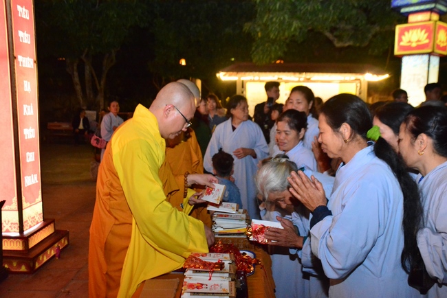Welcoming the New Year's Eve on the rat year at Tay Khanh Pagoda - Thai Binh