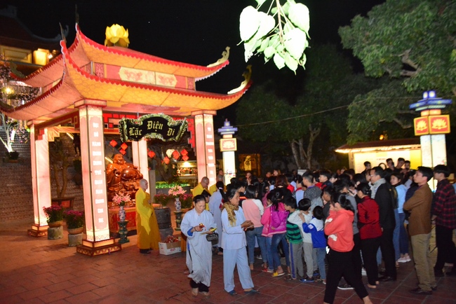 Welcoming the New Year's Eve on the rat year at Tay Khanh Pagoda - Thai Binh
