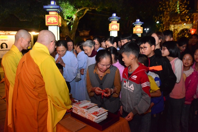 Welcoming the New Year's Eve on the rat year at Tay Khanh Pagoda - Thai Binh