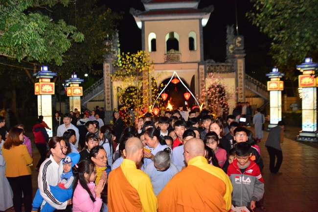 Welcoming the New Year's Eve on the rat year at Tay Khanh Pagoda - Thai Binh
