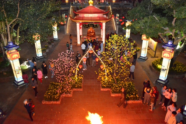 Welcoming the New Year's Eve on the rat year at Tay Khanh Pagoda - Thai Binh