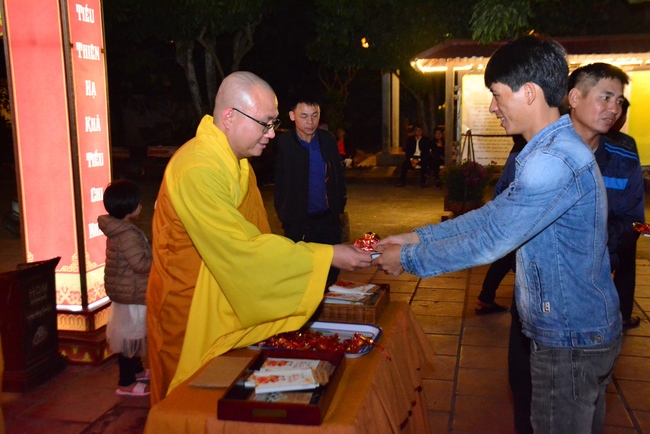 Welcoming the New Year's Eve on the rat year at Tay Khanh Pagoda - Thai Binh