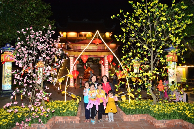 Welcoming the New Year's Eve on the rat year at Tay Khanh Pagoda - Thai Binh