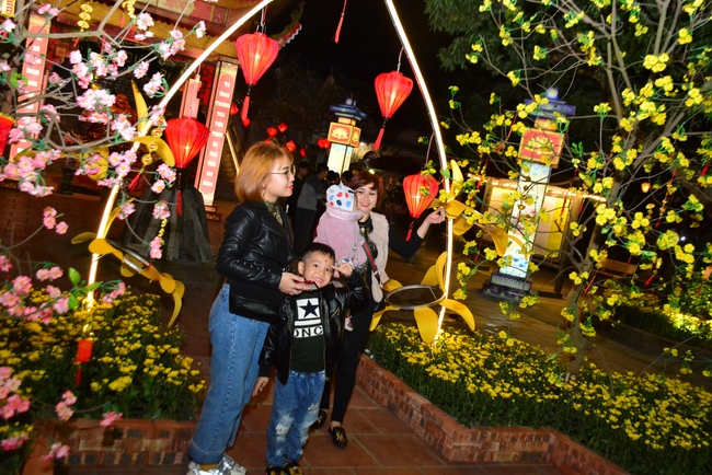 Welcoming the New Year's Eve on the rat year at Tay Khanh Pagoda - Thai Binh