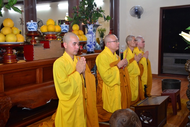 Welcoming the New Year's Eve on the rat year at Tay Khanh Pagoda - Thai Binh
