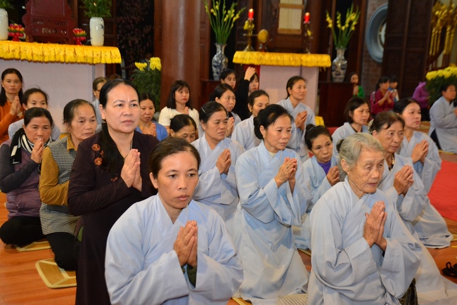 Welcoming the New Year's Eve on the rat year at Tay Khanh Pagoda - Thai Binh