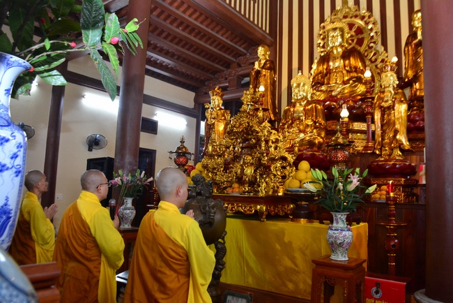 Welcoming the New Year's Eve on the rat year at Tay Khanh Pagoda - Thai Binh