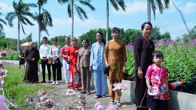 Chùm ảnh mồng ba Tết tại chùa Tây Pháp