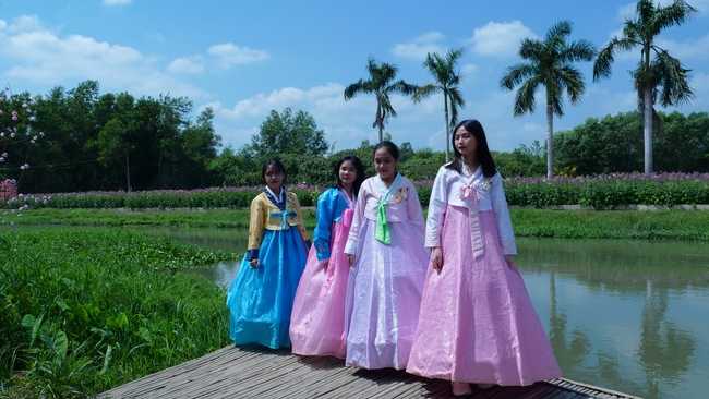 Chùm ảnh mồng ba Tết tại chùa Tây Pháp