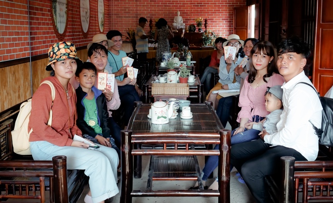 Chùm ảnh mồng ba Tết tại chùa Tây Pháp