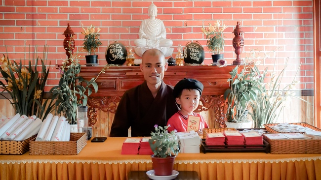 Chùm ảnh mồng ba Tết tại chùa Tây Pháp