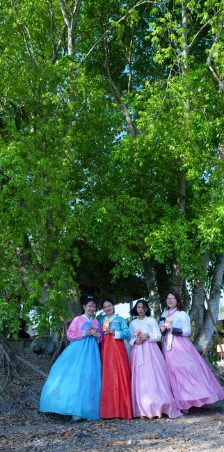 Chùm ảnh mồng ba Tết tại chùa Tây Pháp