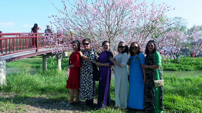 Chùm ảnh mồng ba Tết tại chùa Tây Pháp