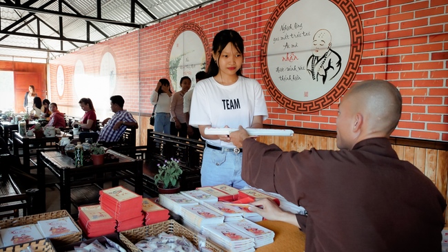 Chùm ảnh mồng ba Tết tại chùa Tây Pháp