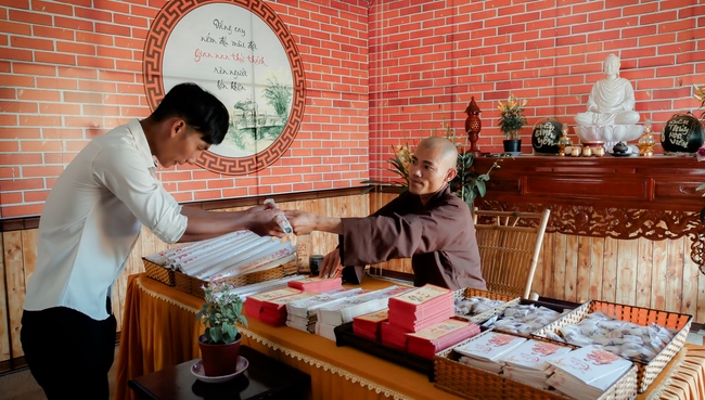 Chùm ảnh mồng ba Tết tại chùa Tây Pháp