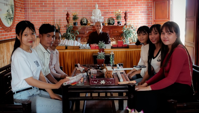 Chùm ảnh mồng ba Tết tại chùa Tây Pháp