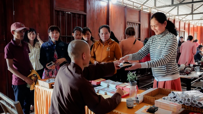 Chùm ảnh mồng ba Tết tại chùa Tây Pháp