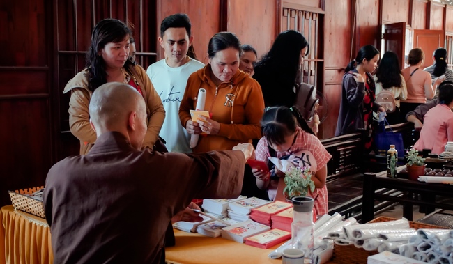 Chùm ảnh mồng ba Tết tại chùa Tây Pháp