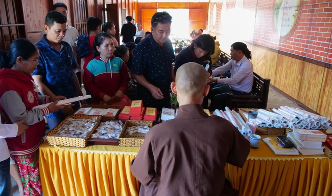 Chùm ảnh mồng ba Tết tại chùa Tây Pháp