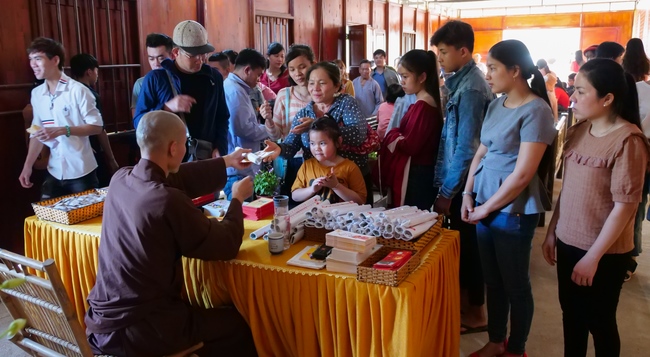 Chùm ảnh mồng ba Tết tại chùa Tây Pháp