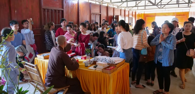 Chùm ảnh mồng ba Tết tại chùa Tây Pháp