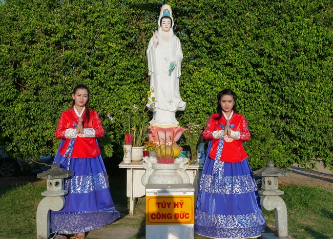 Chùm ảnh mồng ba Tết tại chùa Tây Pháp