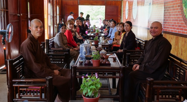 Chùm ảnh mồng ba Tết tại chùa Tây Pháp