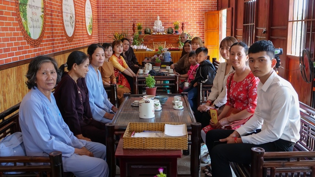 Chùm ảnh mồng ba Tết tại chùa Tây Pháp